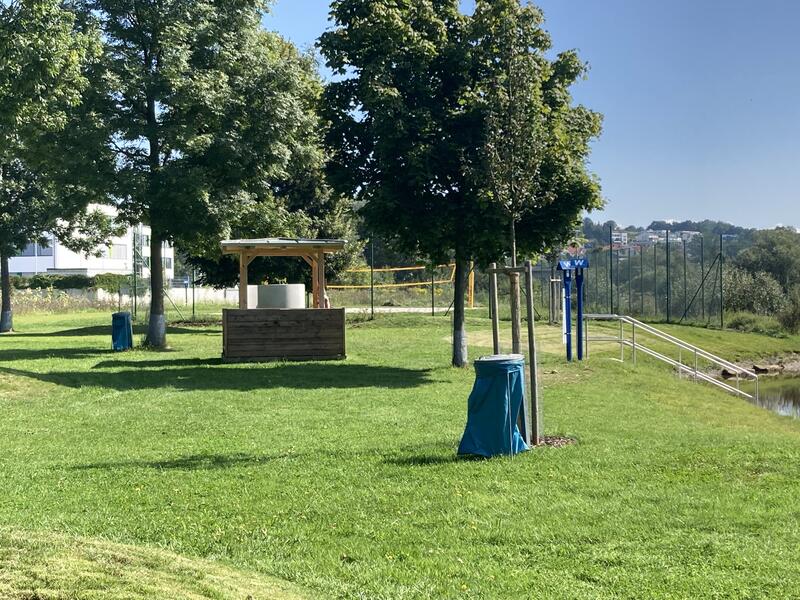 Nutzen Sie bitte die Gelegenheit auch mal wieder in einem der saubersten Flüsse in Bayern zu baden, direkt im Freibad! Bequemer Zugang über eine Treppe und Ausgang flussabwärts am Badesteg.